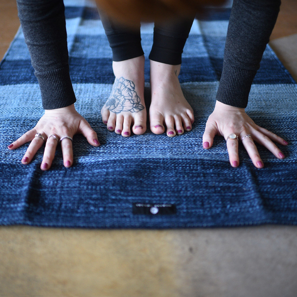 Organic Mysore yoga rug • Vemgadam grey › Herbal & Ayurvedic dyed – Leela yoga  rugs